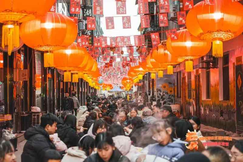  热气腾腾的中国年｜成都很“甜”：一“村糖”，粘万象 新闻