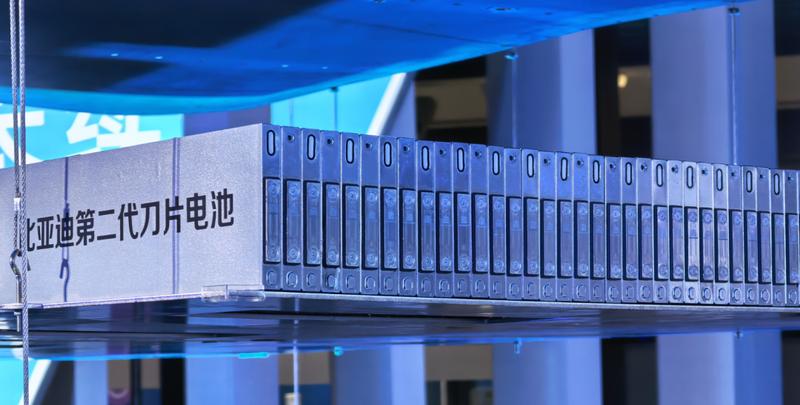  比亚迪闪充战略强势推进，第二代刀片电池引领补能新时代。 汽车科技