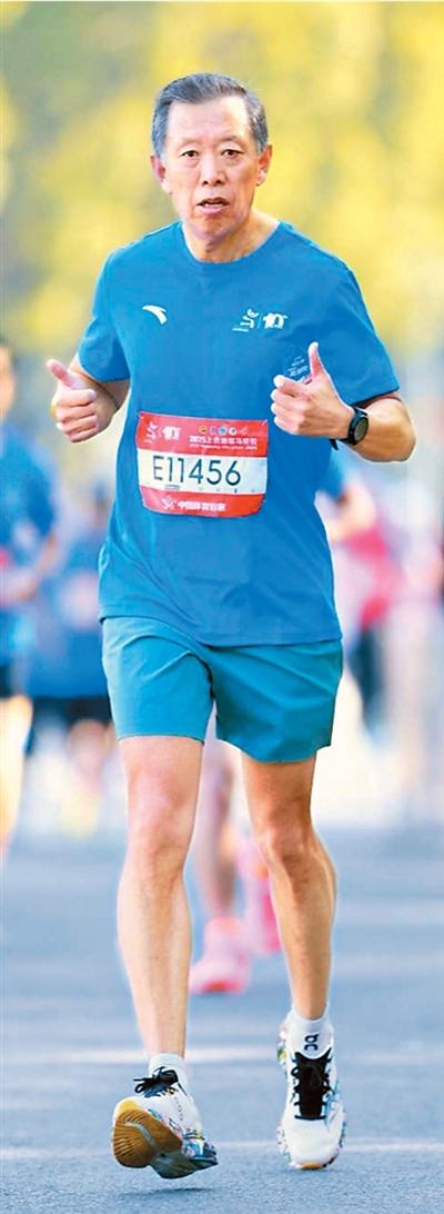 急诊战场上拼搏，赛道之间寻回活力；一位医生的双重人生。