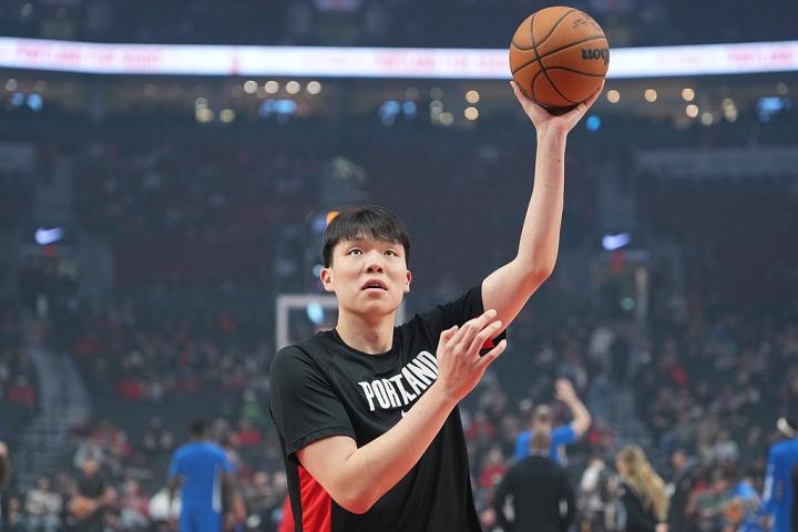  杨瀚森短暂亮相NBA赛场，开拓者随即调整策略。 体育新闻 杨瀚森短暂亮相NBA赛场，开拓者随即调整策略。 体育新闻