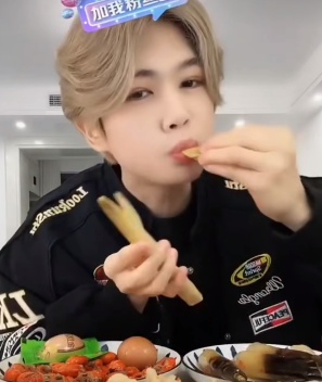  网红主播带货牛肚引争议，生产环境问题曝光；监管部门迅速介入调查。 娱乐新闻