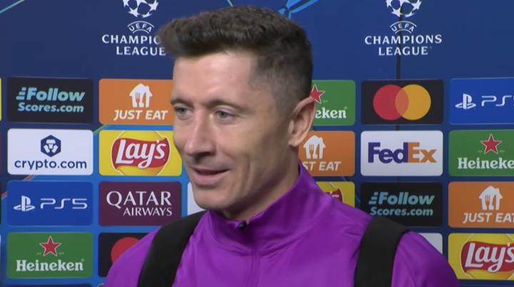  莱万多夫斯基欧冠夜闪耀；巴萨大胜纽卡展现团队雄心与进攻魅力。 体育新闻