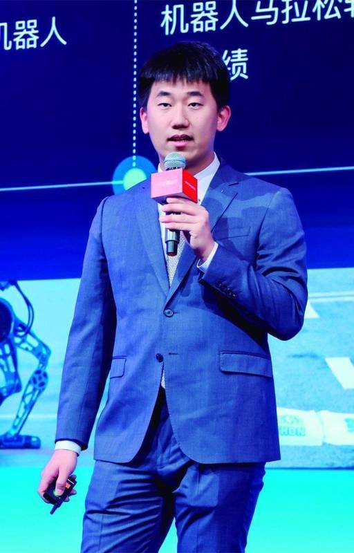  松延动力创始人姜哲源谈行业趋势；消费级人形机器人加速走进家庭场景。 IT技术 松延动力创始人姜哲源谈行业趋势；消费级人形机器人加速走进家庭场景。 IT技术