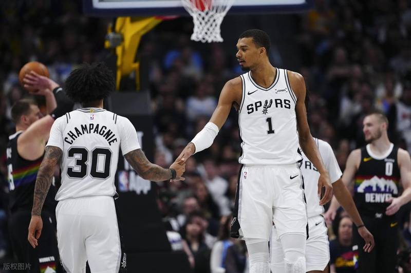  当强队开始"演戏"，普通球迷的心酸与无奈：聊聊那些被牺牲的精彩 体育新闻