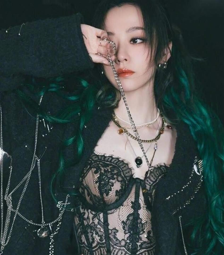  《从演唱会琴弦到生活日常：张靓颖与陈秋莳五年“静音恋爱”解构》 娱乐新闻