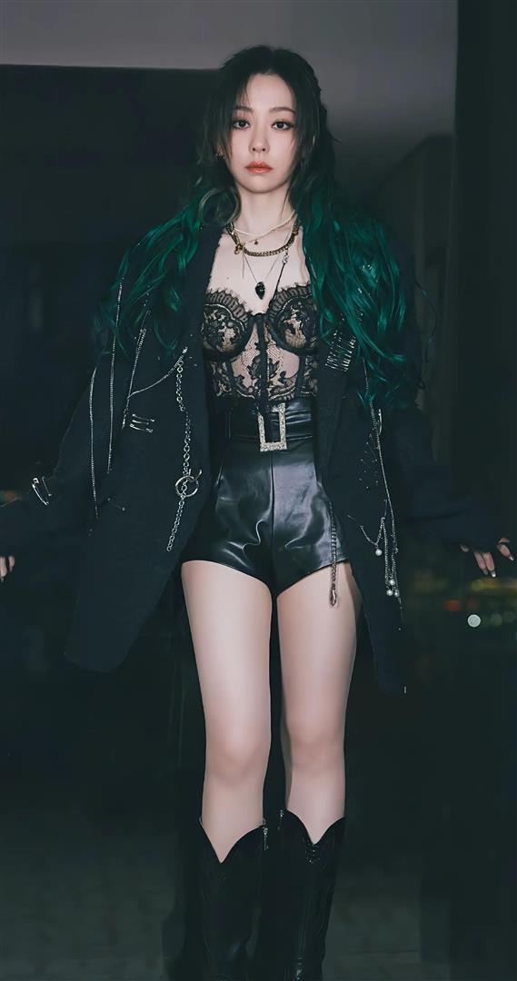  《从演唱会琴弦到生活日常：张靓颖与陈秋莳五年“静音恋爱”解构》 娱乐新闻