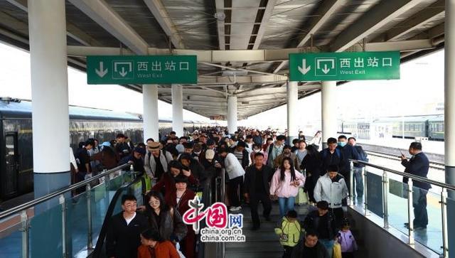 铁路一季度1379亿投资背后的技术密码：基建狂魔如何跑出加速度 新闻